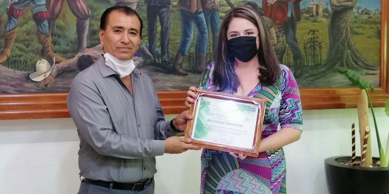 Entregan Premio Municipal de Educación en Soledad.
