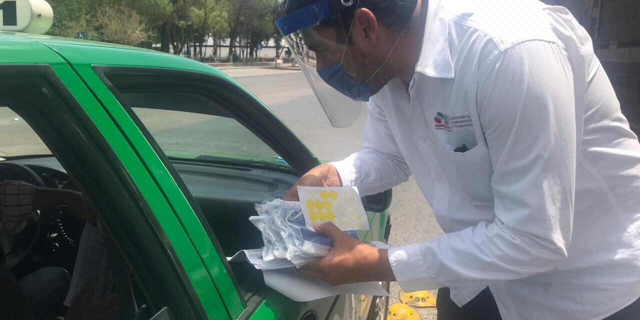 SCT reparte cubrebocas y supervisa acciones de sanitización de unidades de transporte público.