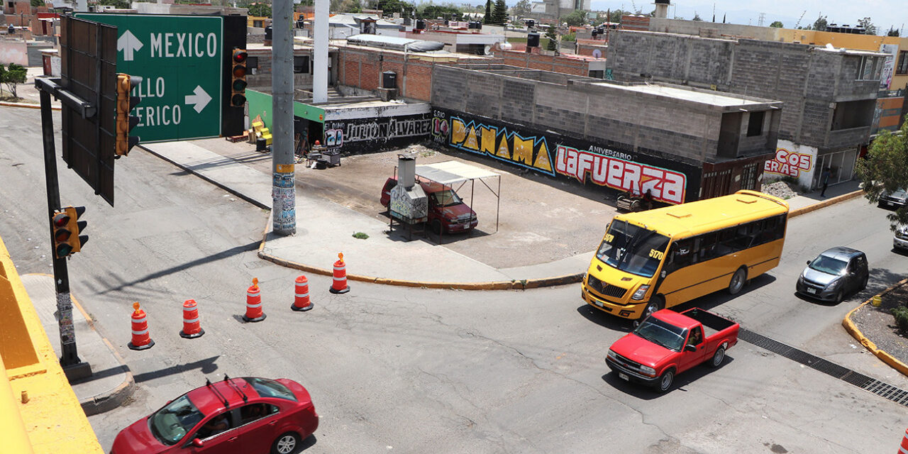 Inician operativos de vialidad por obras de ampliación en puente Pemex.