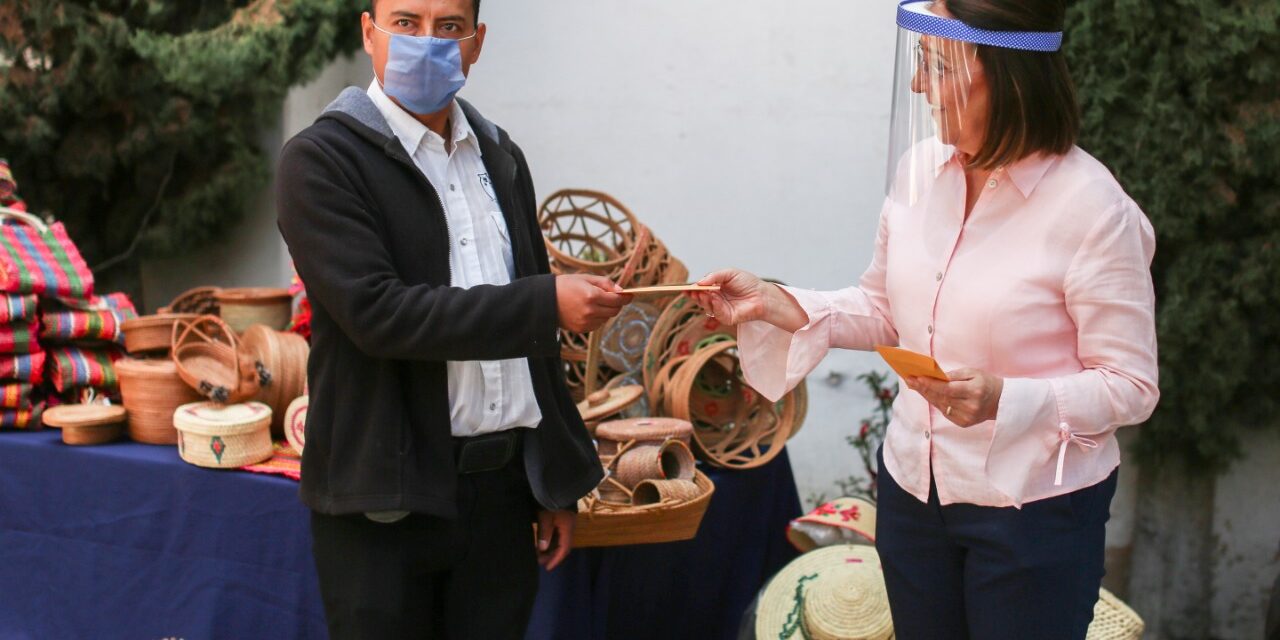 Entrega DIF estatal y JM Carreras apoyos económicos para artesanos potosinos.
