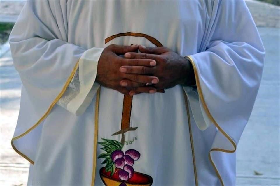 Sacerdote afectado por covid-19 libra la enfermedad.