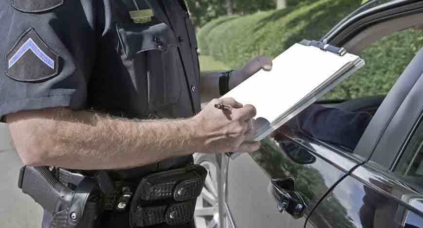 Elementos de tránsito no podrán retener placas o documentos para garantizar pago de una infracción.