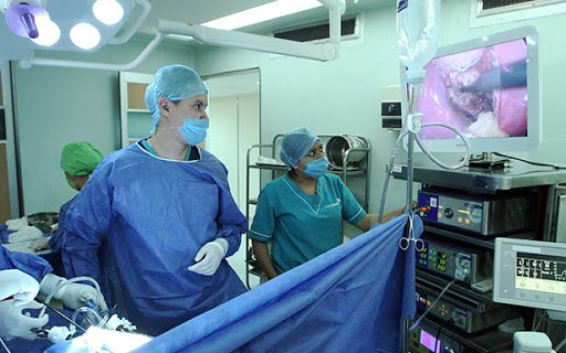 Ninguna institución de salud, podrá condicionar ni suspender, la realización de alguna intervención quirúrgica programada.