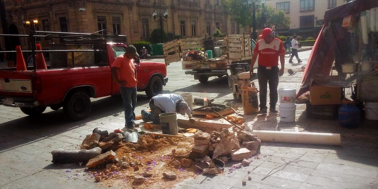 Implementa Interapas programa de limpieza en drenajes de zona centro