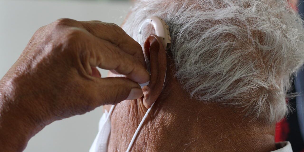 DIF de Soledad apoya a personas con problemas auditivos.