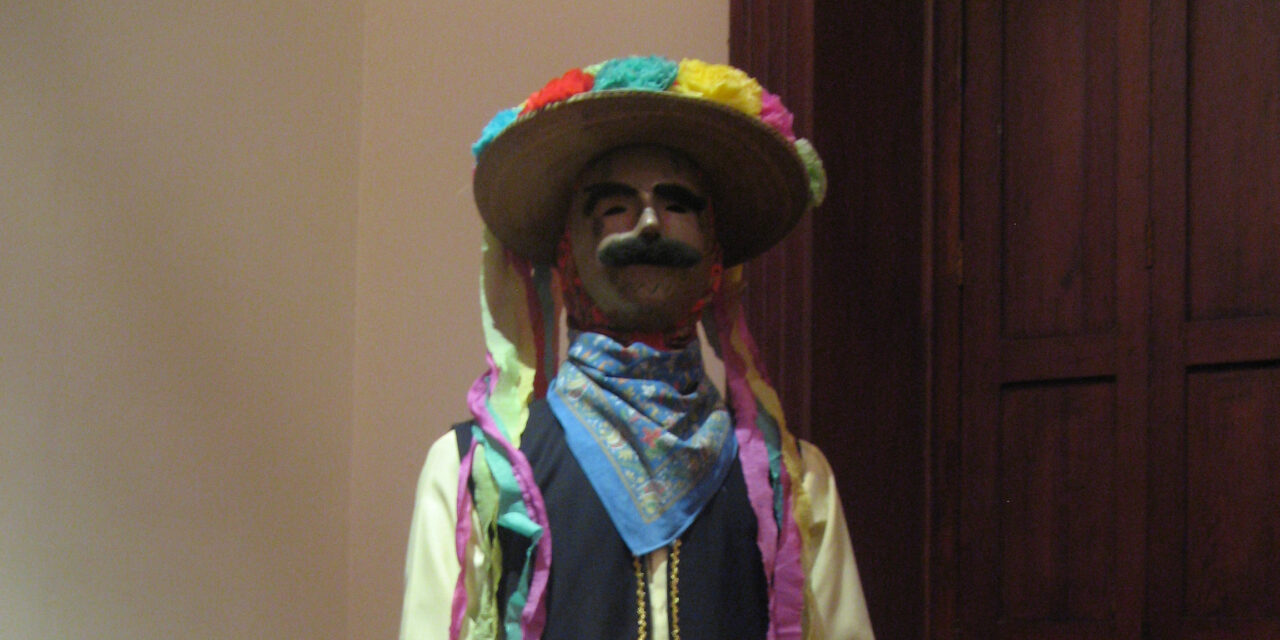Invitan a conocer de manera virtual la máscara e indumentaria de la Danza de Cuchillos