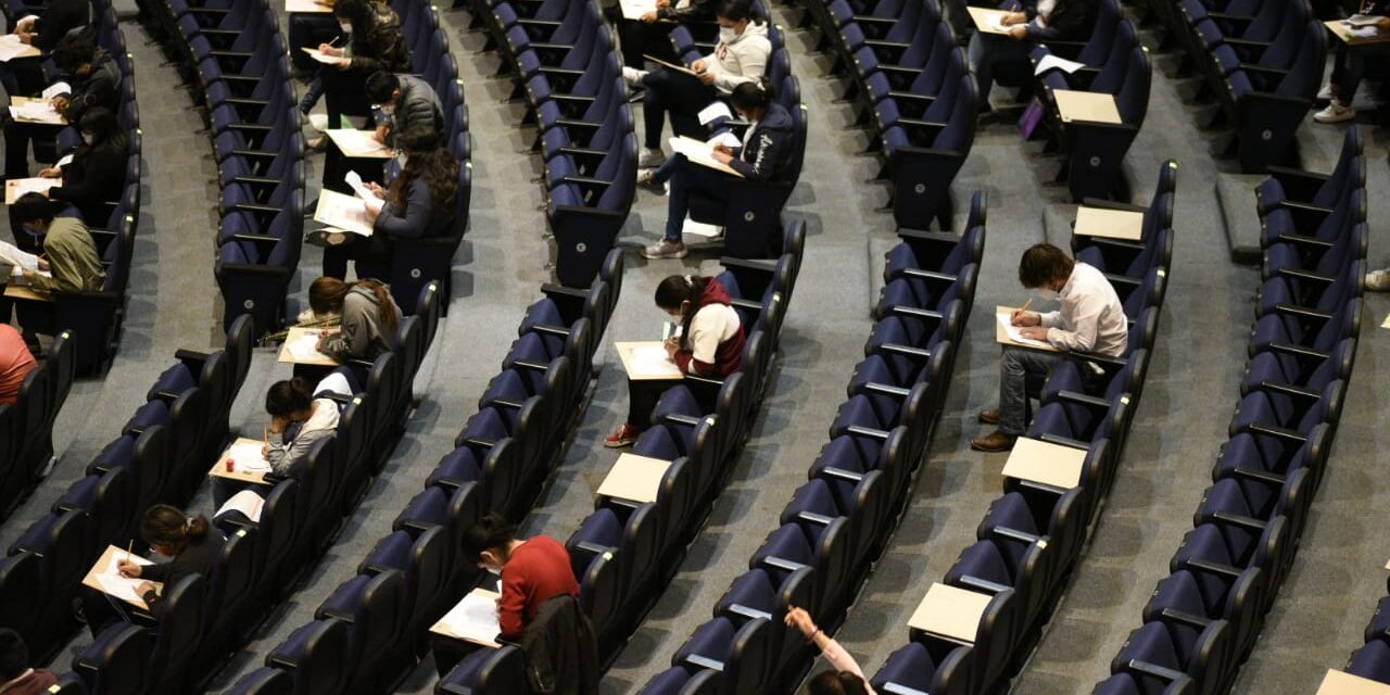 Con medidas de seguridad sanitaria, miles de aspirantes a ingresar a la UASLP acuden a su examen de ingreso.