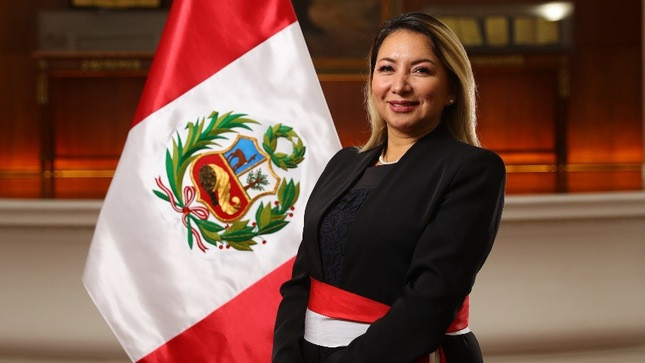 Nueva ministra de Turismo de Perú tiene Covid y juró desde su casa