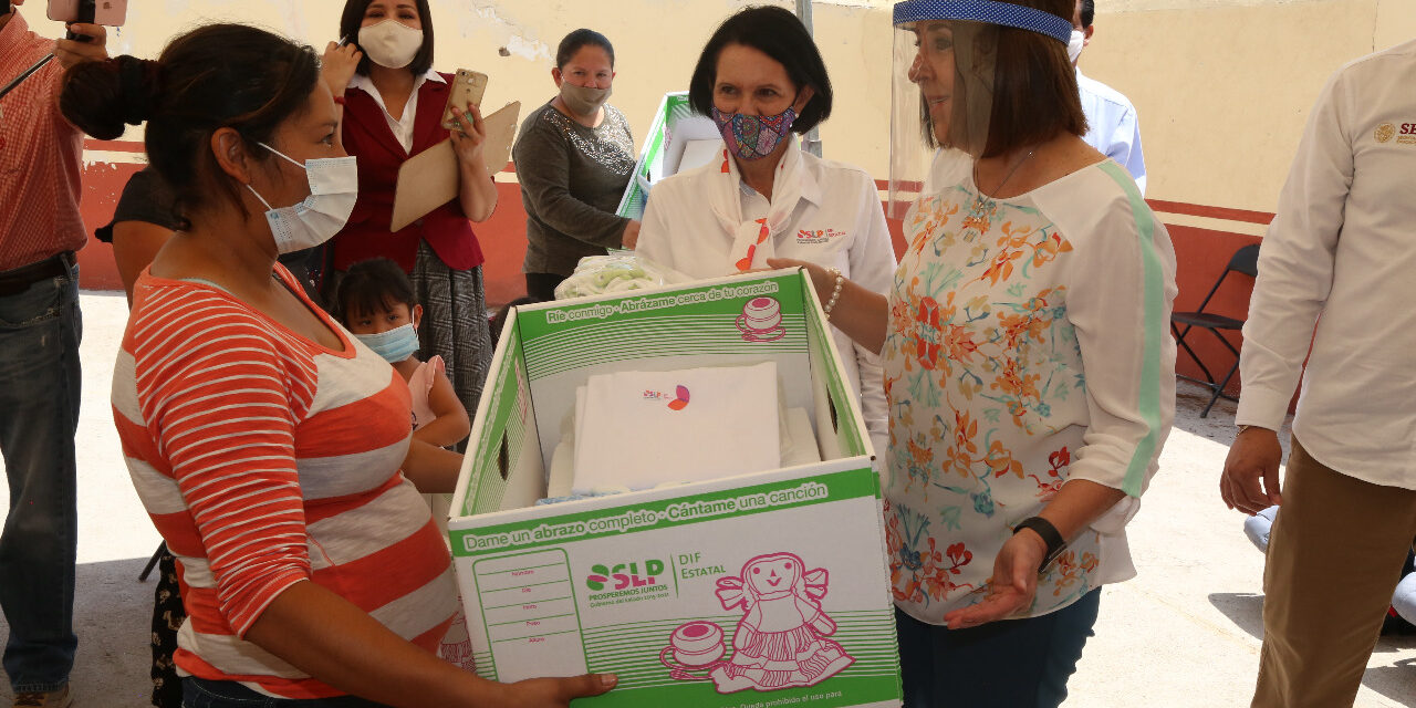 Familias de la localidad de Calderón en Cerro de San pedro, reciben apoyos del DIF estatal.