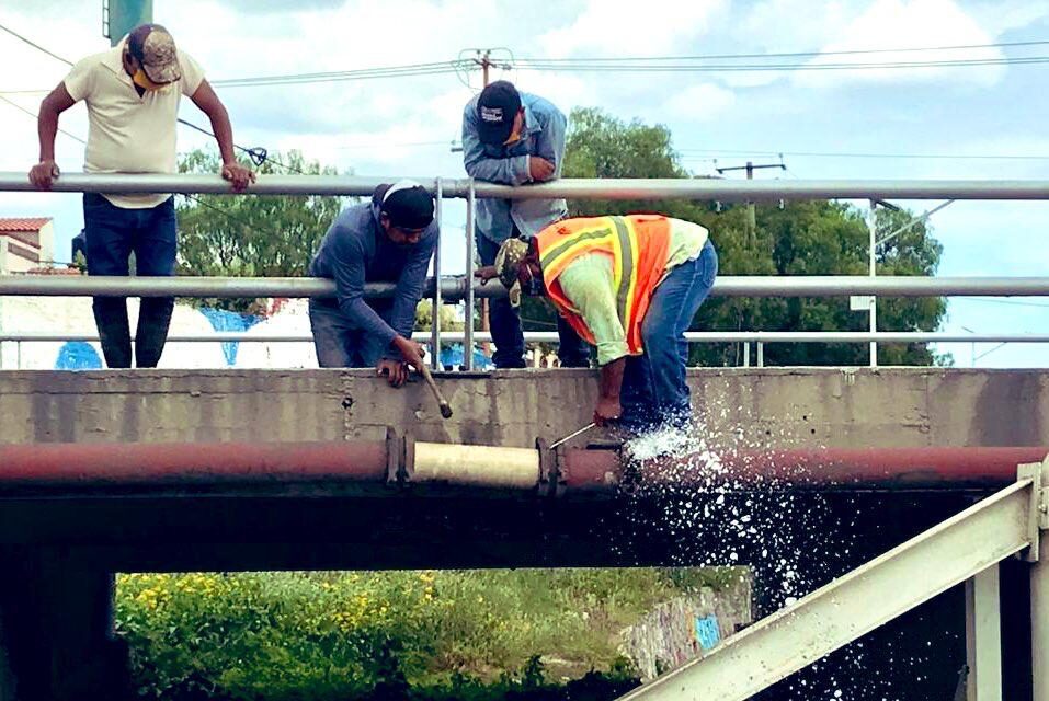 Interviene Interapas línea de conducción en puente morales.