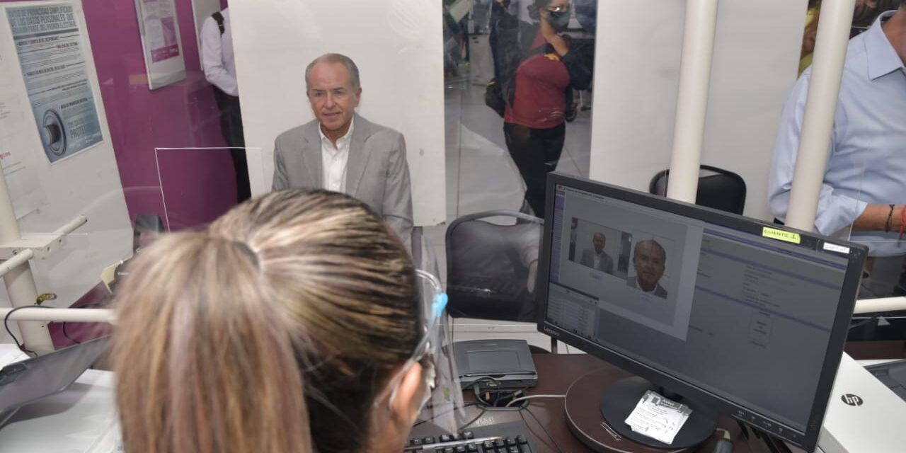 Acude JM Carreras a renovar credencial del INE