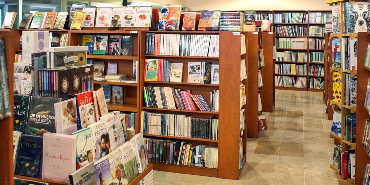 Egresados de la UASLP pueden obtener descuentos en establecimientos del centro.