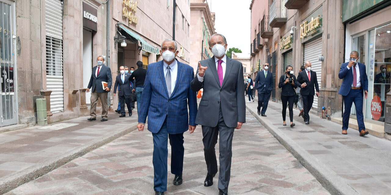 JM Carreras inaugura la rehabilitación de la calle 5 de mayo.