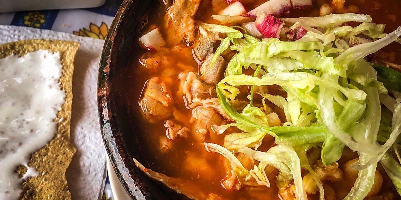 Nutriólogos recomiendan el consumo de pozole, por su gran aporte alimenticio.
