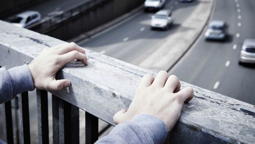 Adultos jóvenes, grupo con mayor vulnerabilidad en tema del suicidio: Especialista