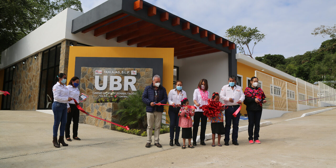 En gira por la huasteca, LVR inauguró las instalaciones de la UBR en Tanlajás y entrehó apoyos de DIF estatal.