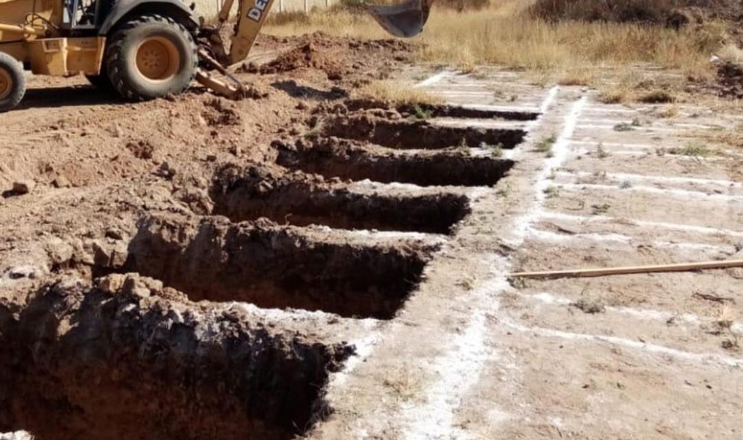 Aumenta excavación fosas Covid en Milpillas.
