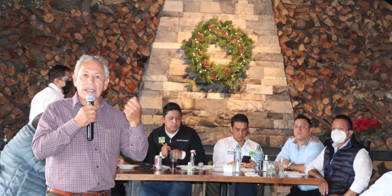 Sostiene candidato del PVEM Ricardo Gallardo, encuentro con permisionarios del transporte urbano.