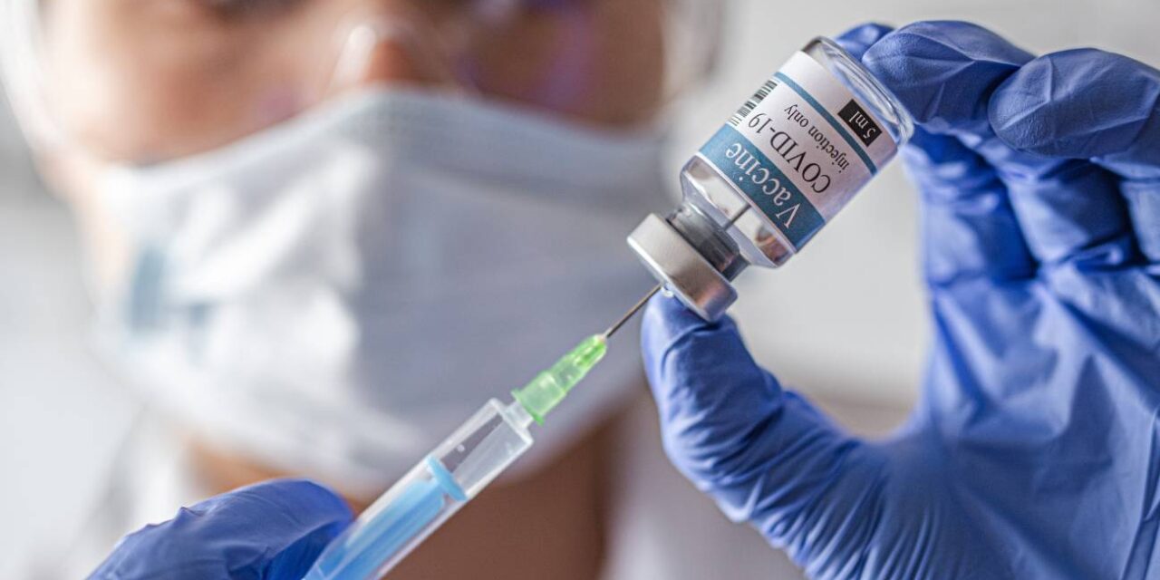 COFEPRIS autorizó el uso de la vacuna AstraZeneca, con lo que podrá ser usada en México.