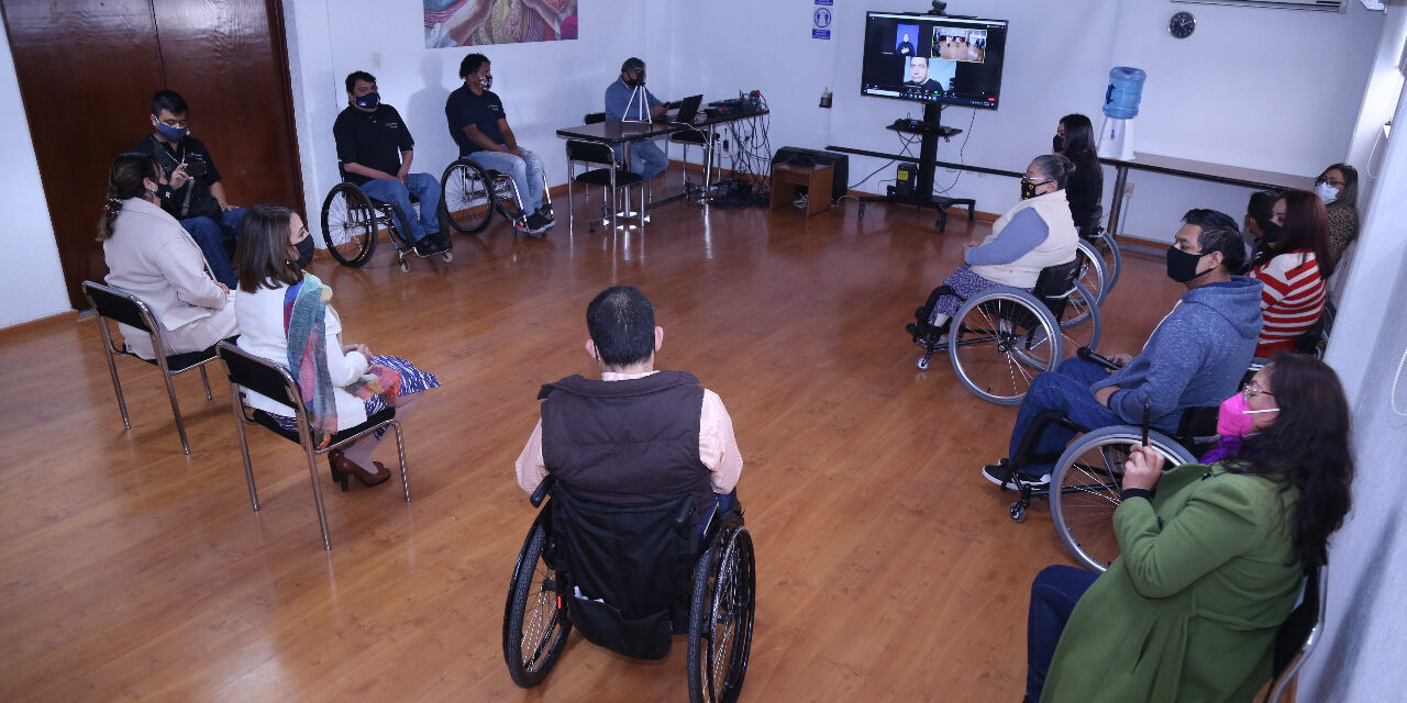 DIF estatal entregó sillas de ruedas activas, que son más ligeras y fabricadas a medida.