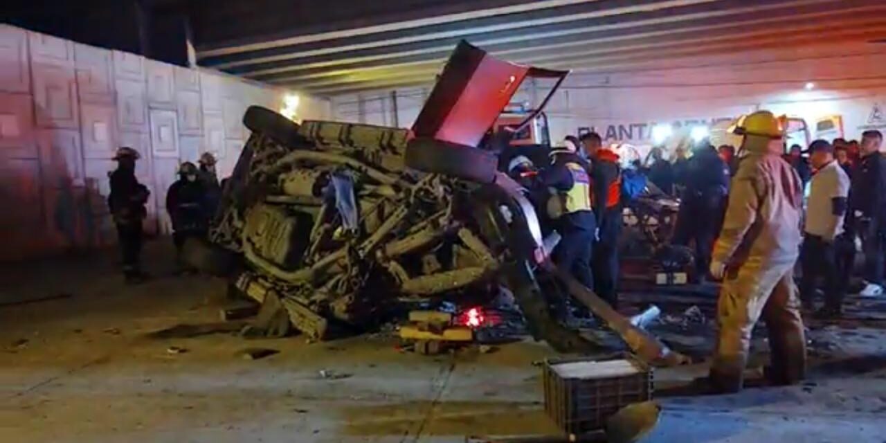 Fuerte accidente se registra al caer camioneta desde carriles centrales de carretera a Matehuala.