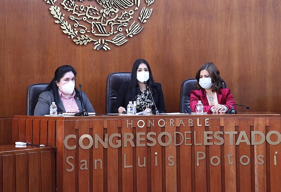 Presidenta del TEJA, magistrada, María Eugenia Reyna Mascorro, entregó al Congreso del Estado el informe anual.