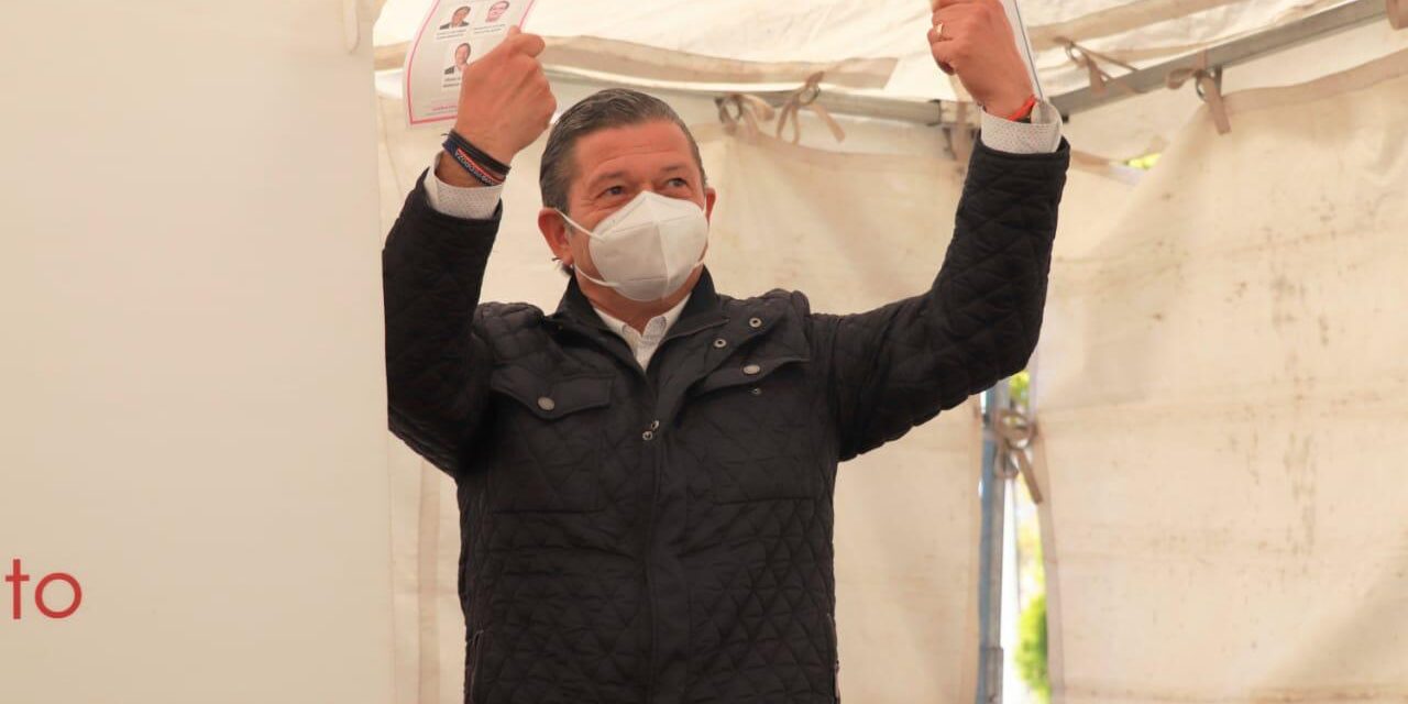 Octavio Pedroza acudió a emitir su voto