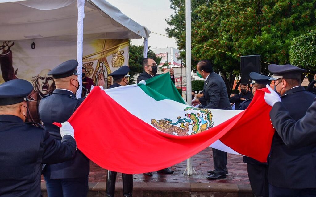 Alcalde Gerardo Zapata encabeza el izamiento de la bandera nacional en plaza principal de Soledad.