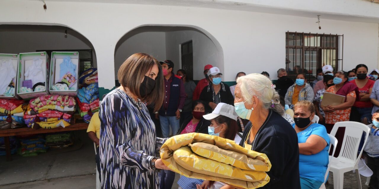 Estudiantes y familias de La Pila reciben apoyos de DIF estatal.