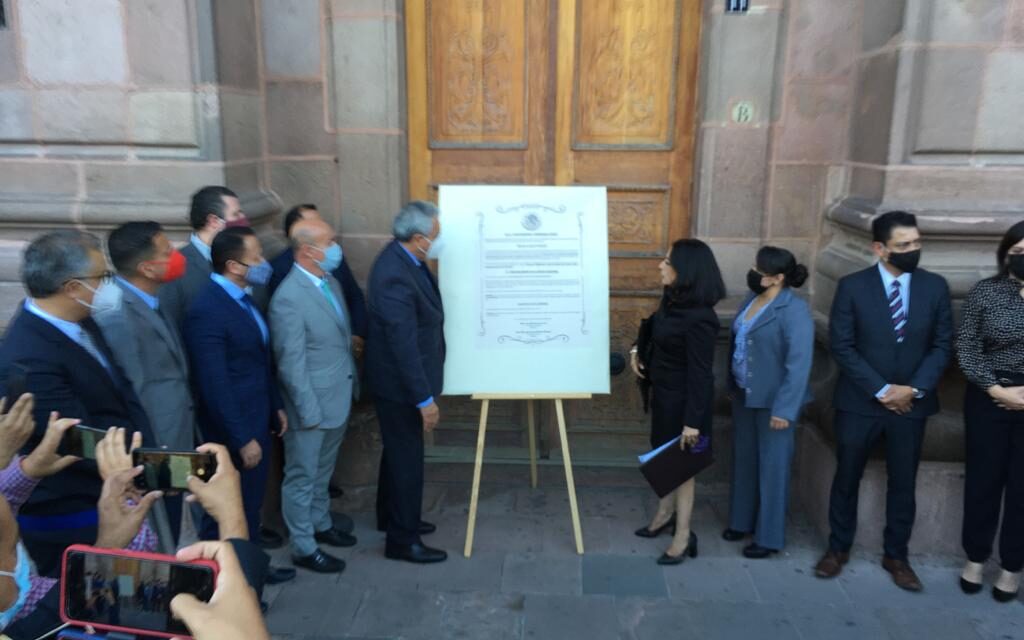 Colocan en Palacio de Gobierno Bando Solemne que anuncia a Ricardo Gallardo Gobernador del Estado 2021-2027