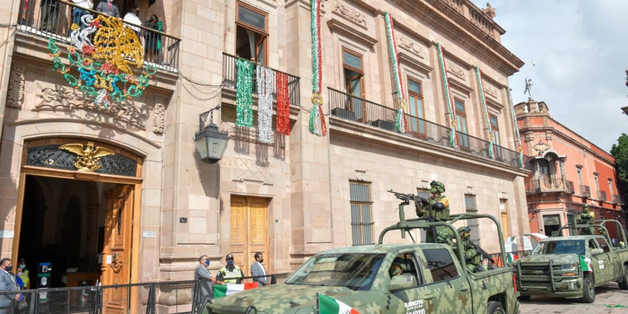Tras desfile cívico militar, reconoce gobernador Carreras que la patria pasa por momentos difíciles