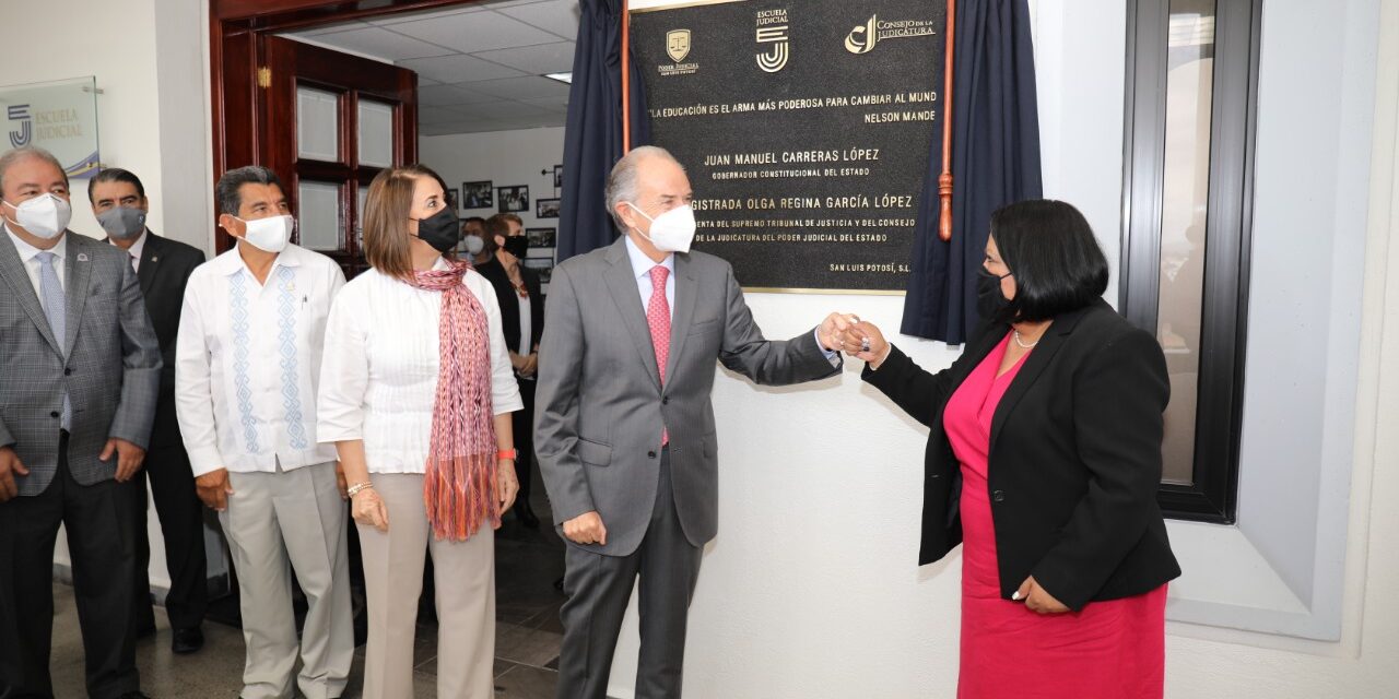 JM Carreras y Olga Regina López develan placa conmemorativa por cambio estructural de Instituto a Escuela Judicial