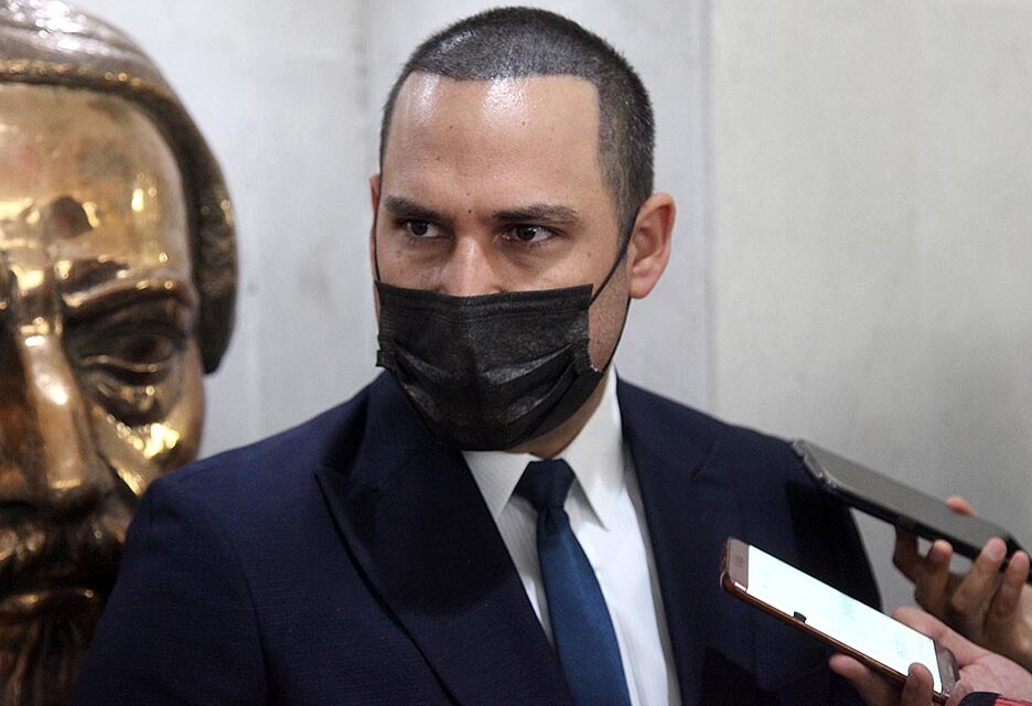 Presenta oficial mayor, Alejandro García denuncia penal tras detectar cuenta falsa en red social utilizada para denostar personas