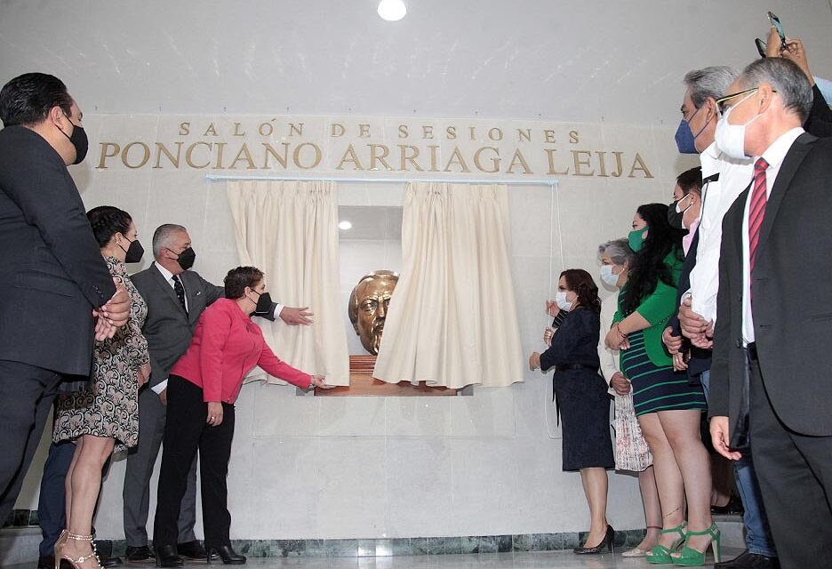 Legislatura reinstala y devela el busto de Ponciano Arriaga tras actos de vandalismo