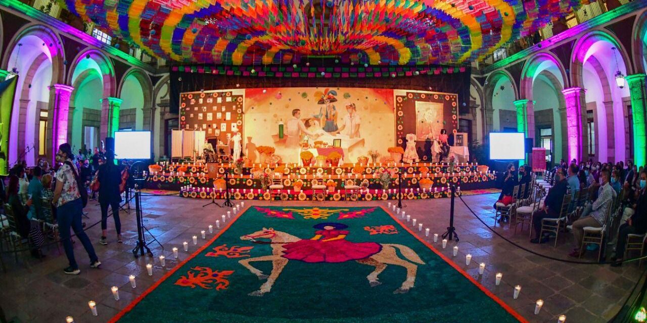 Altar Monumental en Palacio de Gobierno dedicado a personal médico fallecido por covid-19