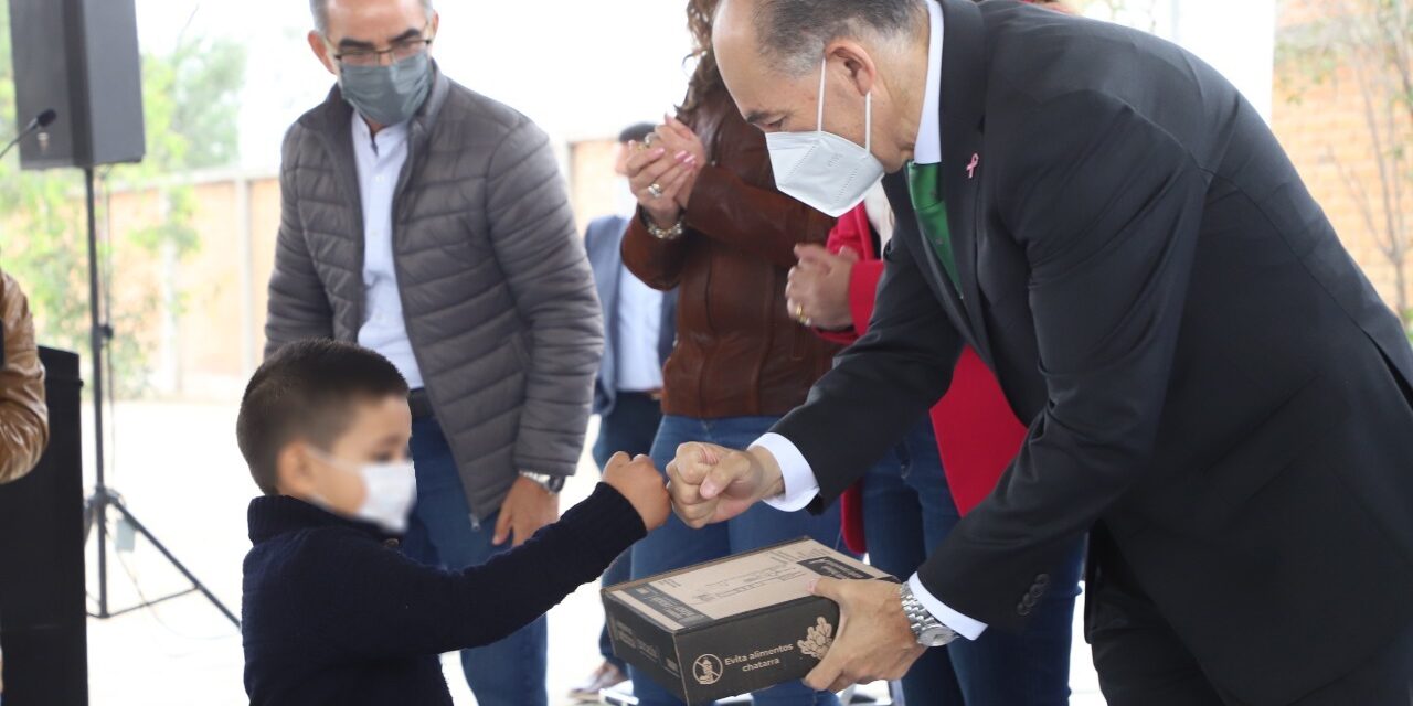 Presidente municipal encabeza entrega de paquetes escolares a estudiantes de Milpillas