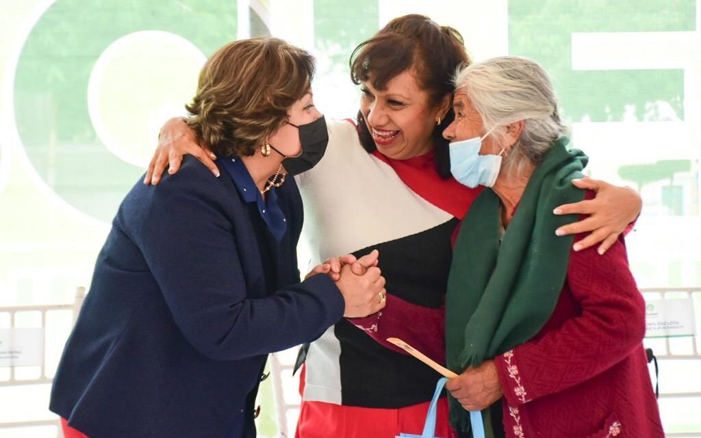 Alcaldesa de Soledad entrega programa de apoyo a adultos mayores