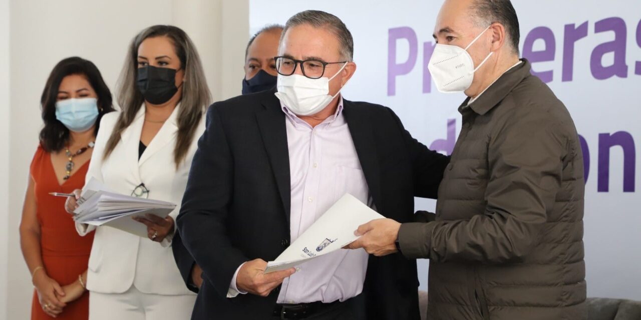 Entrega Enrique Galindo las primeras licencias de construcción, expedidas en tiempo récord de 10 días.