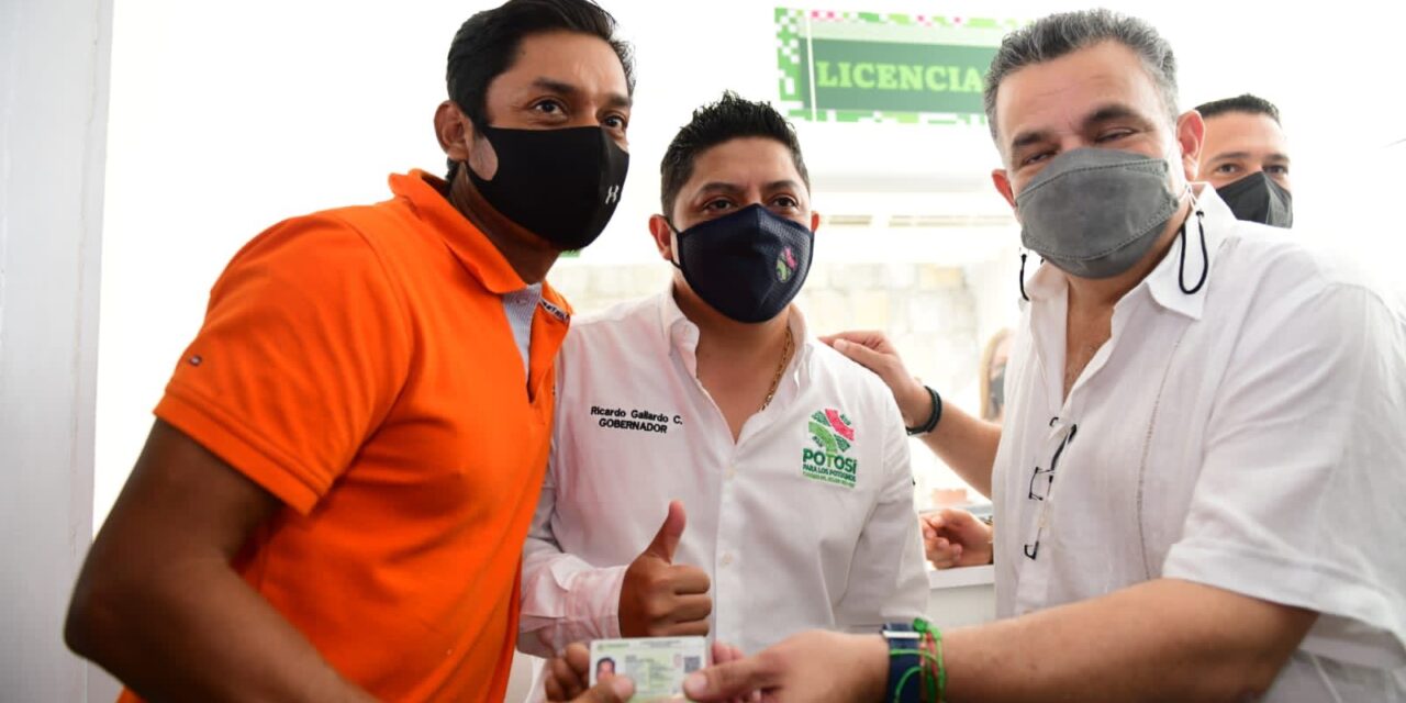 Entrega gobernador del Estado licencias gratuitas en Cd. Valles