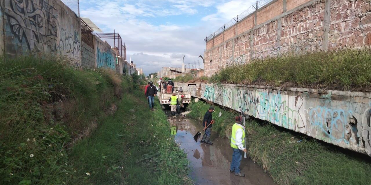 Inicia limpieza del dren ubicado en Villa de Cactus