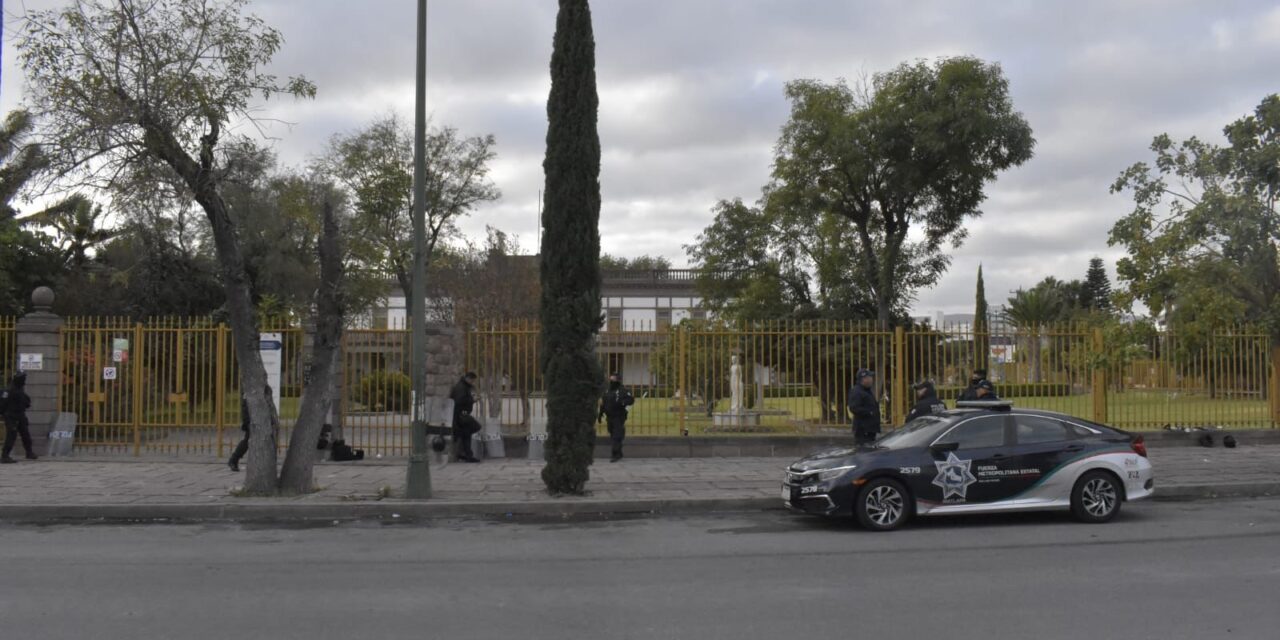 Con presencia policial retiran a burócratas que mantenían plantón en avenida Carranza.