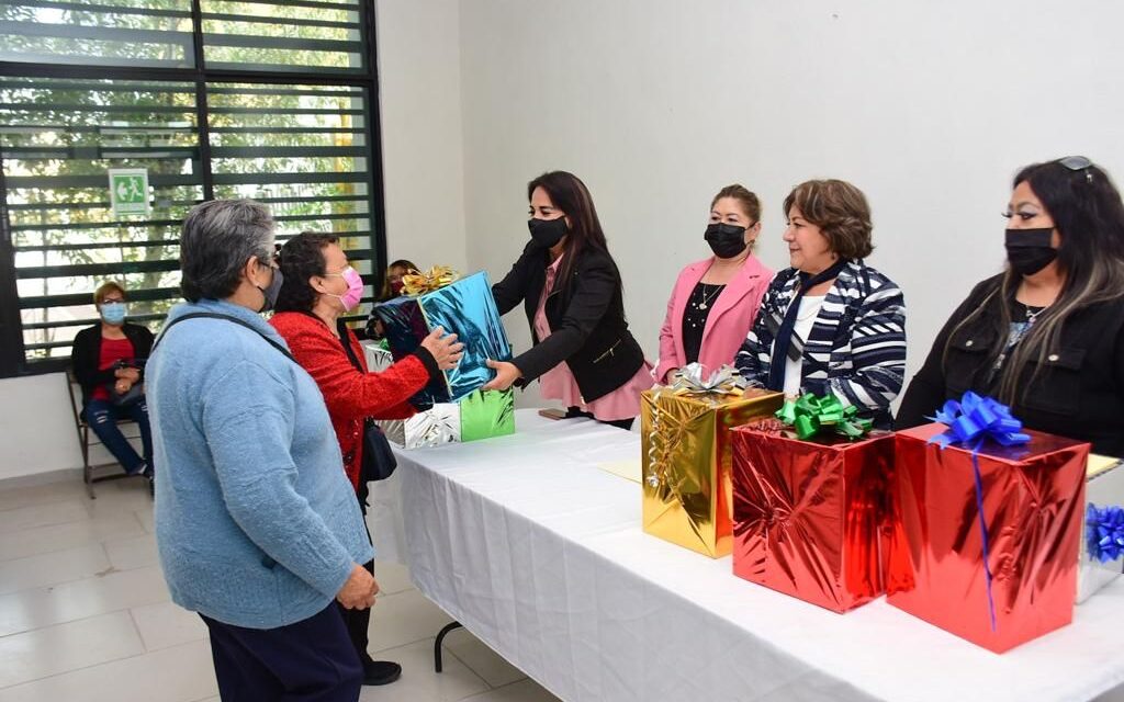 Premian a adultos mayores que participaron en elaboración de altares de muertos