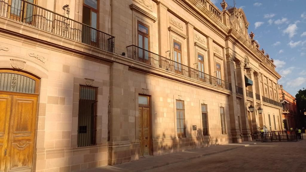 Asegura gobierno estatal haber alcanzado un acuerdo conciliatorio con grupos de protesta instalados frente a Palacio.