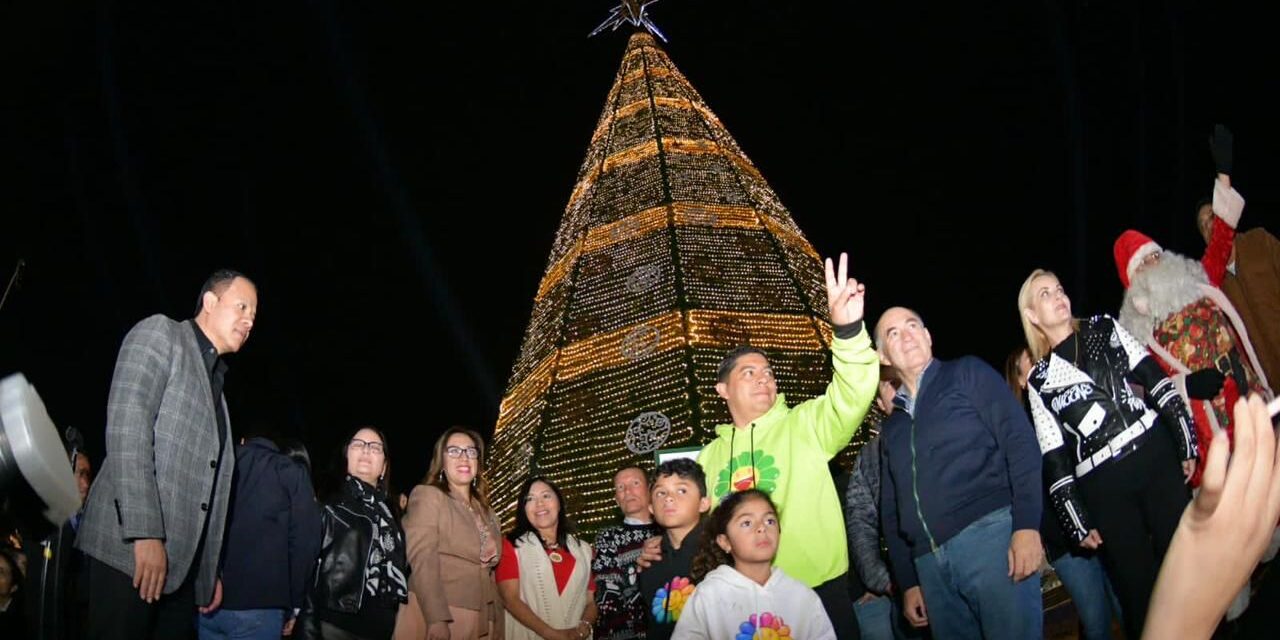 Gobernador Ricardo Gallardo lleva la magia de la navidad a la Fenapo.