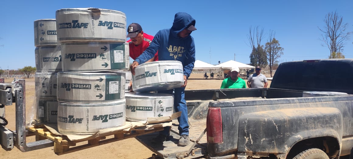 Entrega gobierno del cambio equipo agrícola a productores de Villa de Ramos