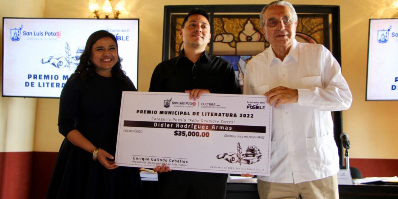 Se entregan premios a ganadores del Premio Municipal de Literatura en cuento y poesía