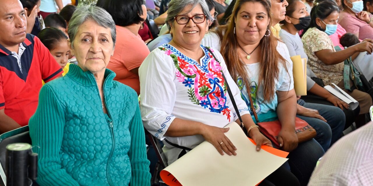Gobernador y Secretaria del Bienestar entregan apoyos a madres solteras y adultos mayores