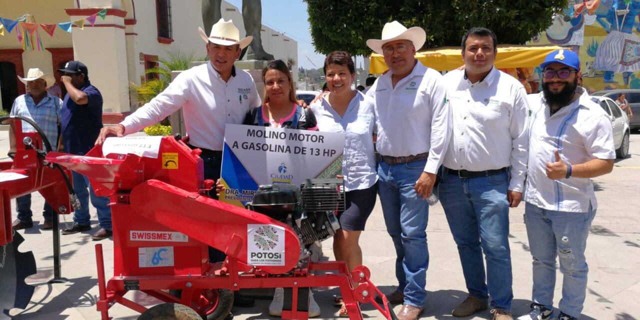 Gobierno estatal entrega apoyos a productores del campo
