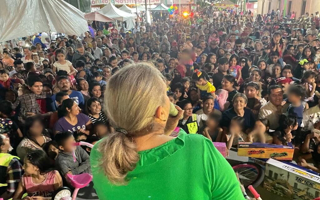 Alcaldesa soledense festeja a las niñas y los niños en el quinto día de las caravanas