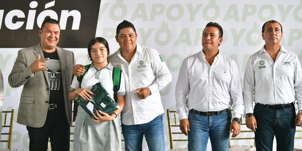 RGC CONTINÚA ENTREGANDO APOYOS ESCOLARES